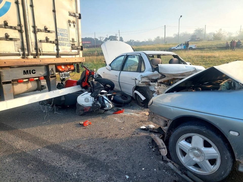Grave choque en cadena de autos, motos y camiones