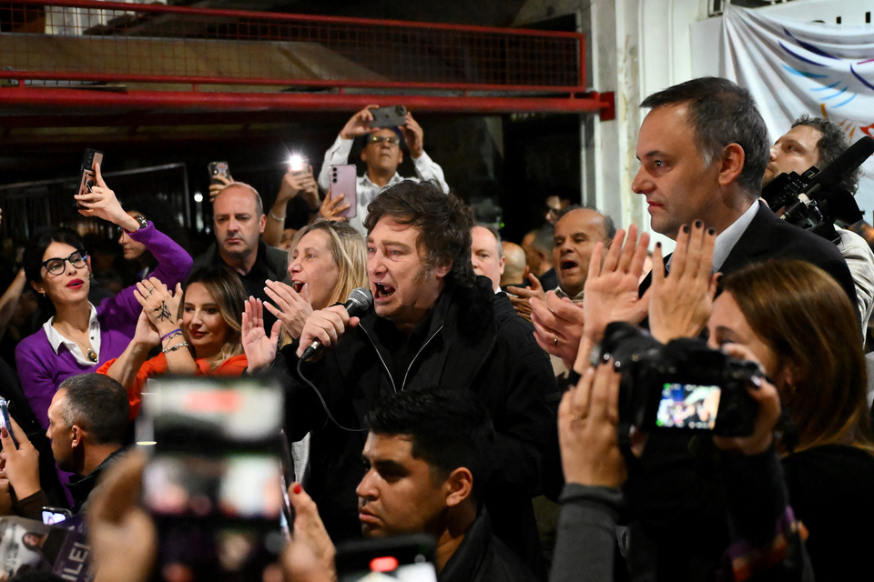 Con insultos para Santoro, Milei se rebaja a la pelea porteña para levantar a Adorni