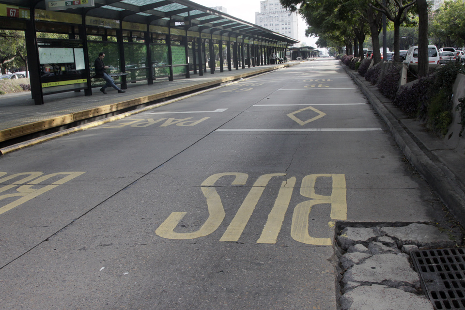 Un paro de colectivos con internas cruzadas
