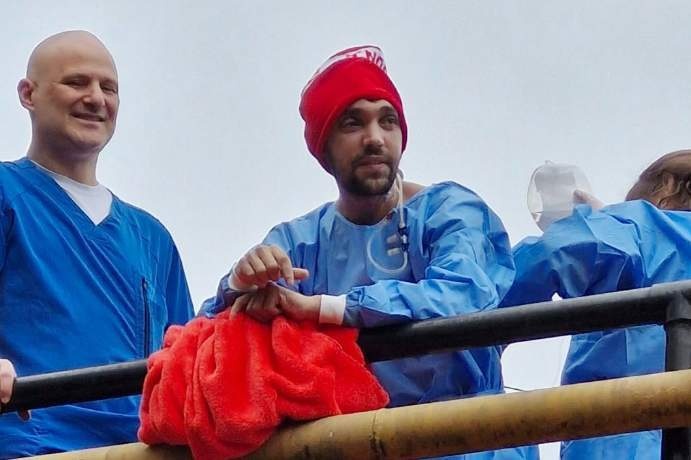 Pablo Grillo da su primer paseo por el hospital tras 55 días de recuperación