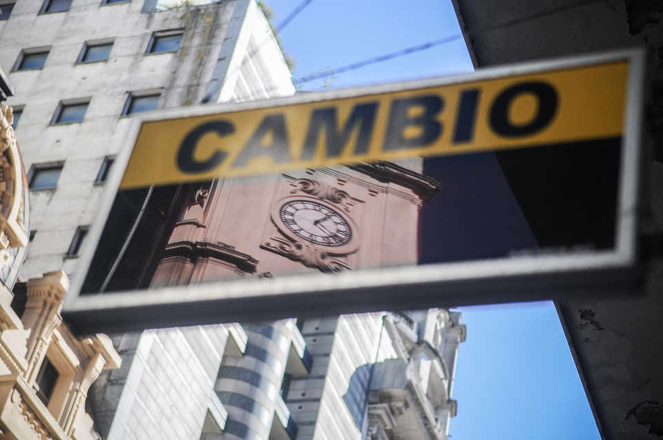 El dólar siguió en el tobogán