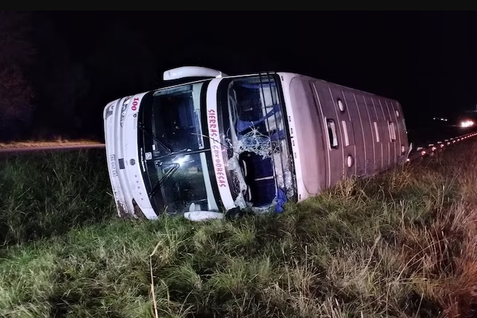Volcó en la ruta 8 un micro con pasajeros