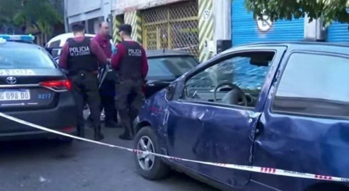 Manejaba ebrio por Constitución, chocó a un auto estacionado y volcó 