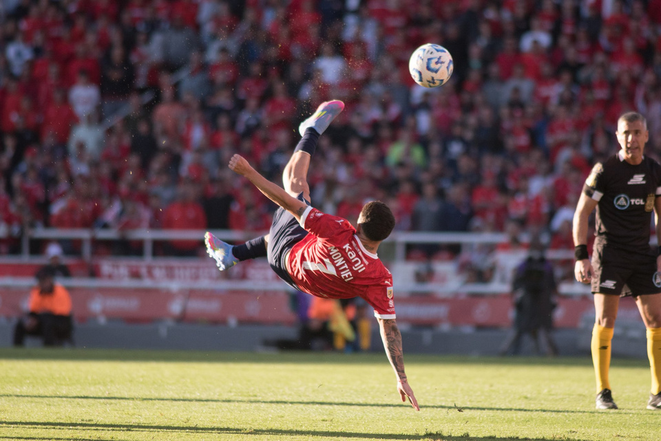 Video: el golazo de chilena de Montiel para darle la clasificación a Independiente