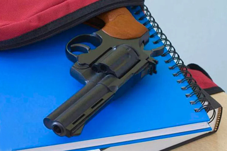 Con un arma en la mochila