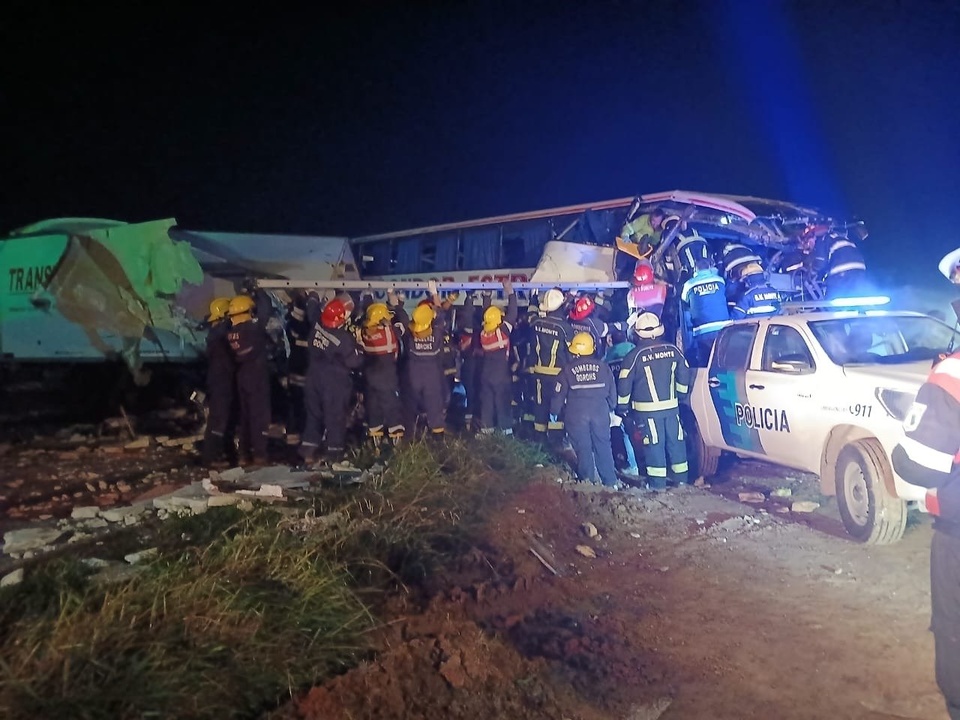 Choque frontal entre un micro y un camión en Ruta 3: cuatro muertos