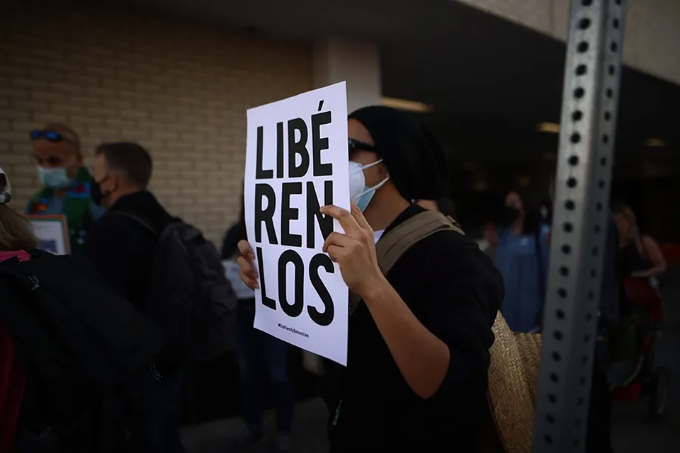 Amnistía Internacional denuncia violaciones a los DD.HH. de los migrantes en Texas