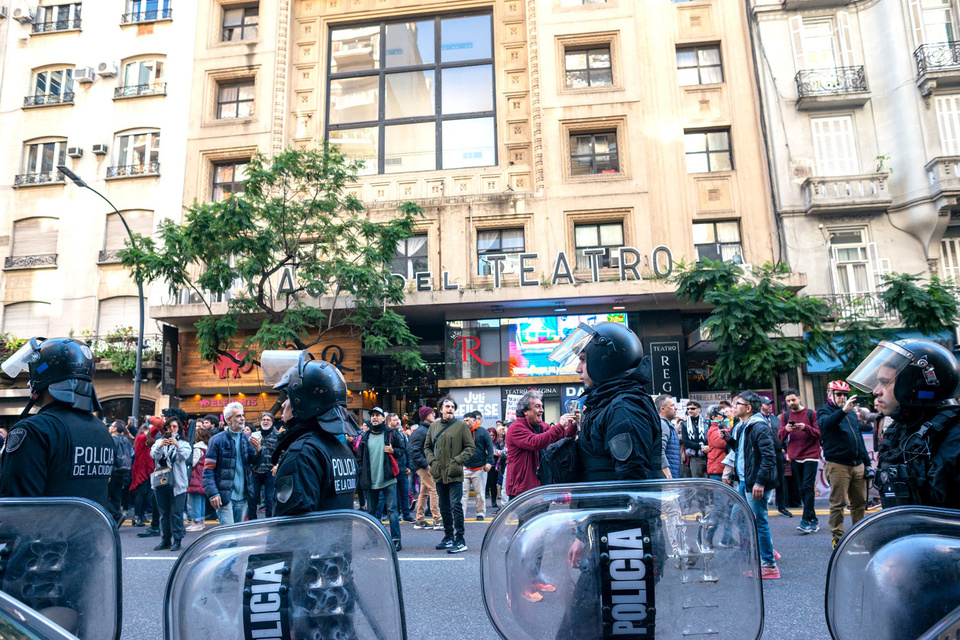 La comunidad teatral se moviliz贸 por el Instituto Nacional del Teatro - Image 2
