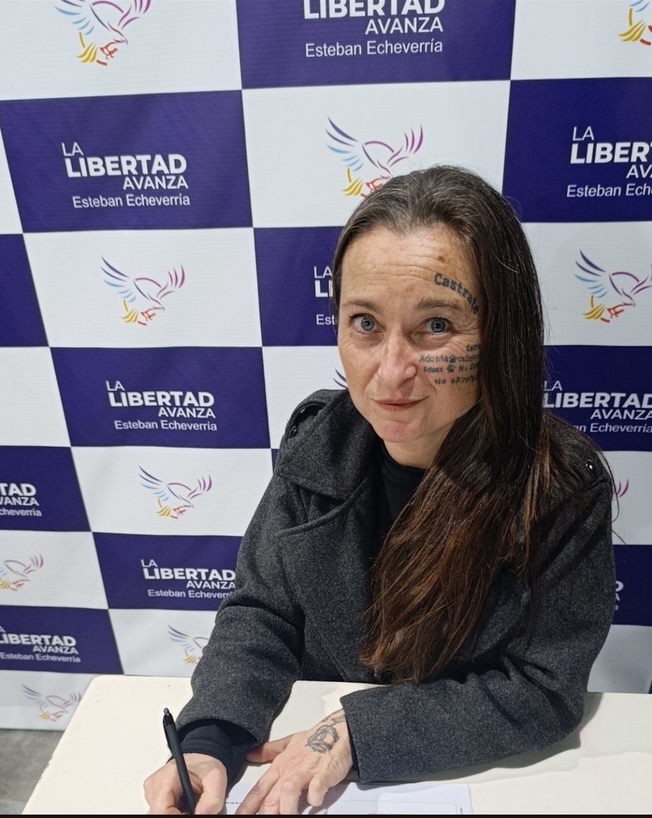 "Castratre": el tatuaje proteccionista que tiene en la cara una candidata a concejal de La Libertad Avanza