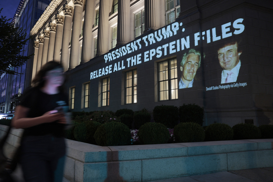 Trump parece desesperado por el caso Epstein