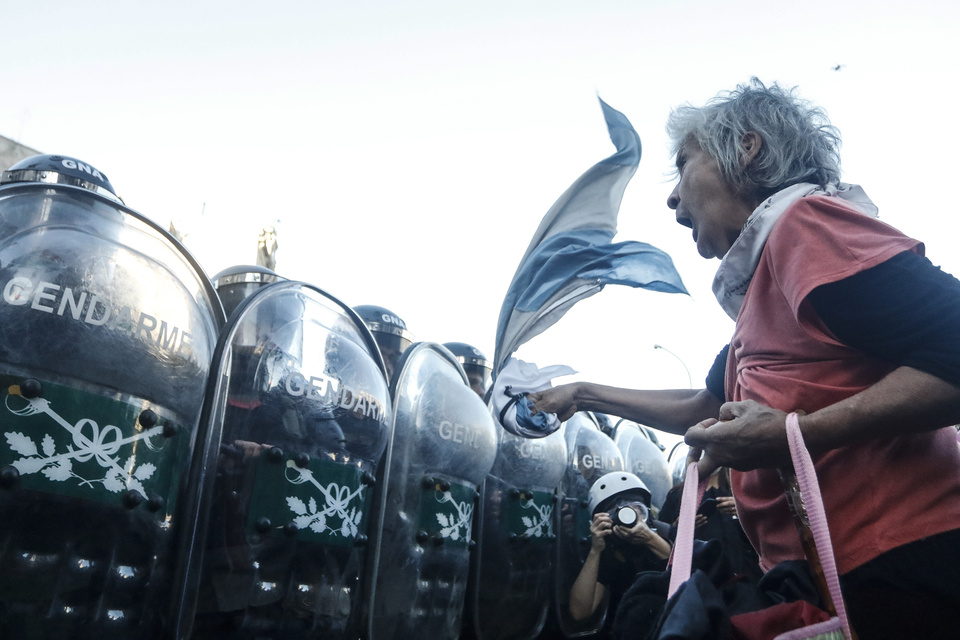 Jubilanti protestirali proti Mileijevemu vetu in policijskemu ravnanju