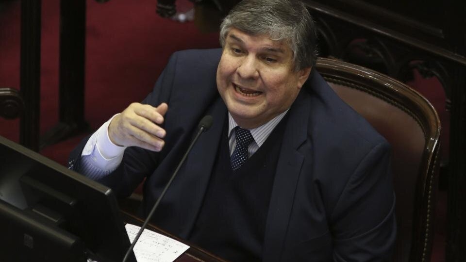 Senator Mayans kritiziral predsednika Mileija zaradi domnevnega zanemarjanja delitve oblasti