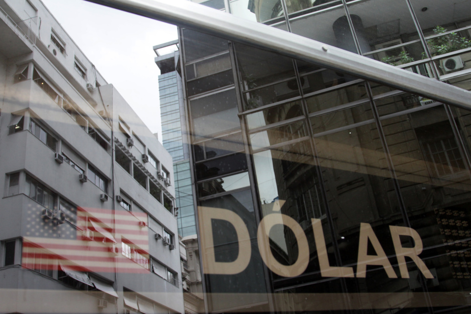 El dólar subió 25 pesos y crece la incertidumbre