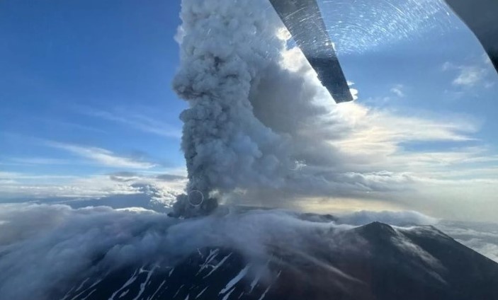 Máxima alerta en Rusia: el volcán Kracheninnikov entró en erupción tras 450 años