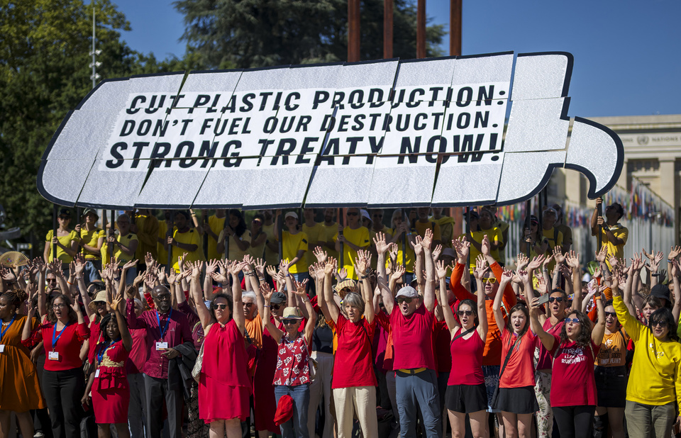 V Ženevi potekajo pogajanja o prvem svetovnem sporazumu za zmanjšanje onesnaženosti s plastiko