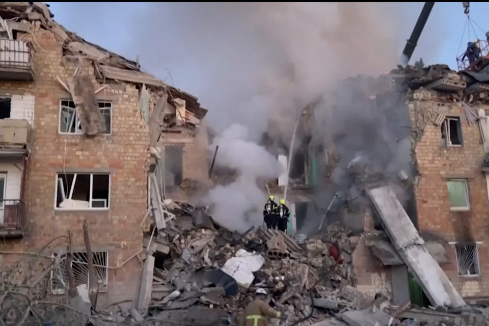 Un ataque masivo ruso deja 21 muertos en Kiev y debilita los esfuerzos de paz