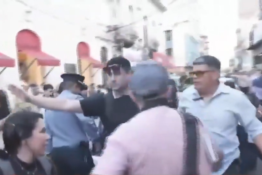 Otra caravana de LLA que termina mal: incidentes, agresiones a la prensa y detenidos