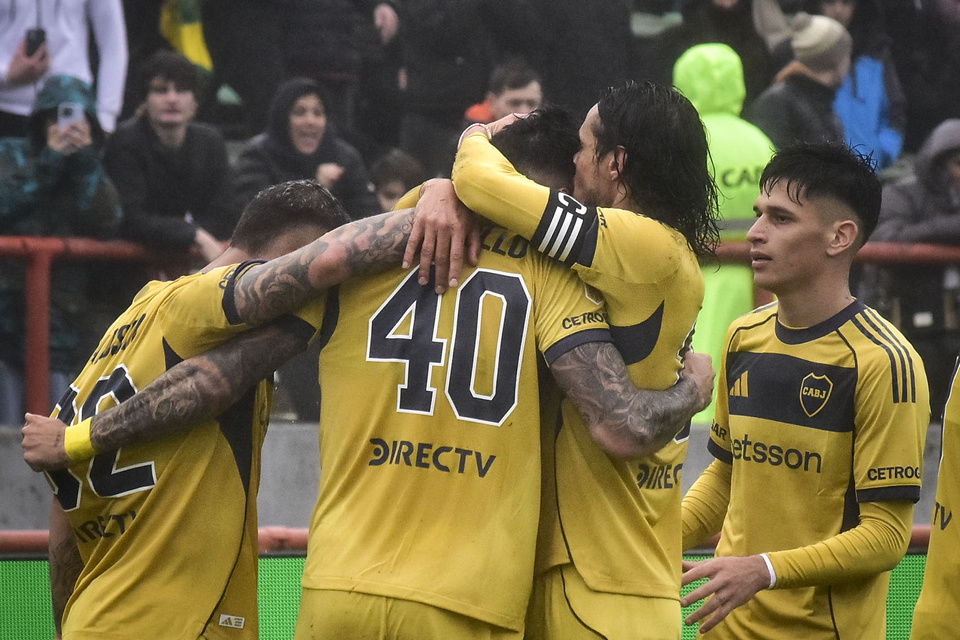A puro cabezazo, Boca sigue sumando en la tabla