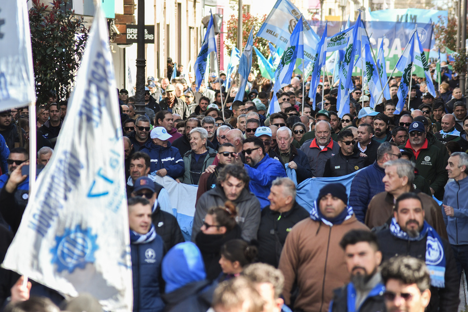San Nicolás hierve: miles de trabajadores de Ternium marcharon contra despidos y bajos salarios - Image 2