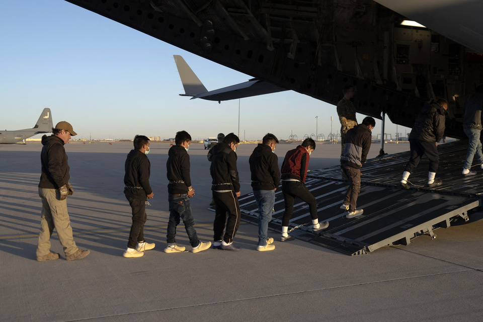 Prvi let z argentinskimi deportiranci iz ZDA pristal v Buenos Airesu