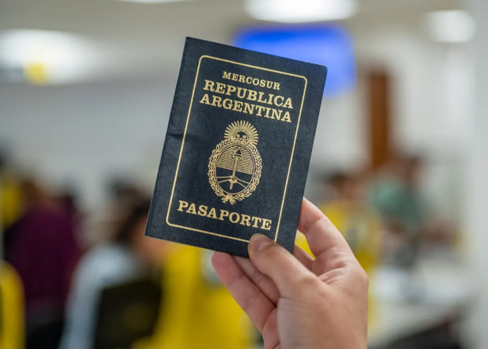 El desguace de Sturzenegger de Casa de la Moneda detrás del escándalo de los pasaportes y ls patentes - Image 1