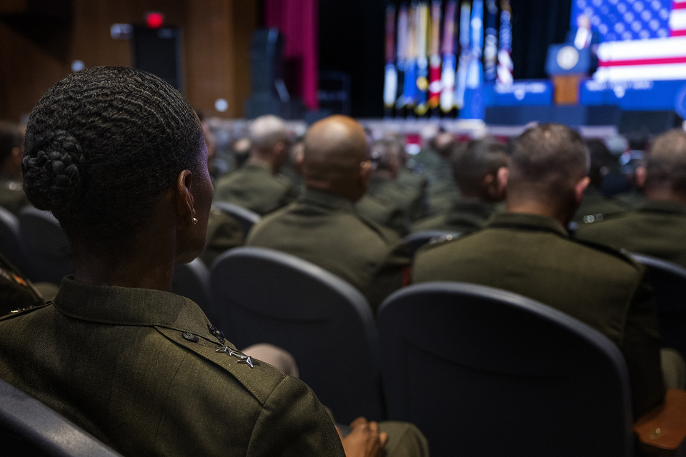 Trump instó a sus generales a vigilar "el enemigo interior" en Estados Unidos