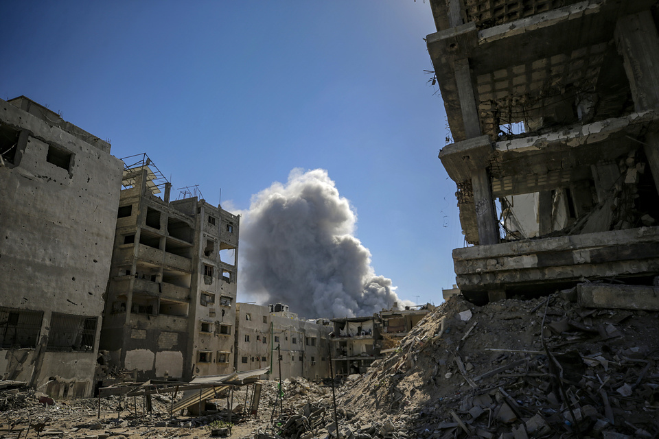 Israel bombardea Gaza mientras Hamas sigue analizando el plan de paz de Trump