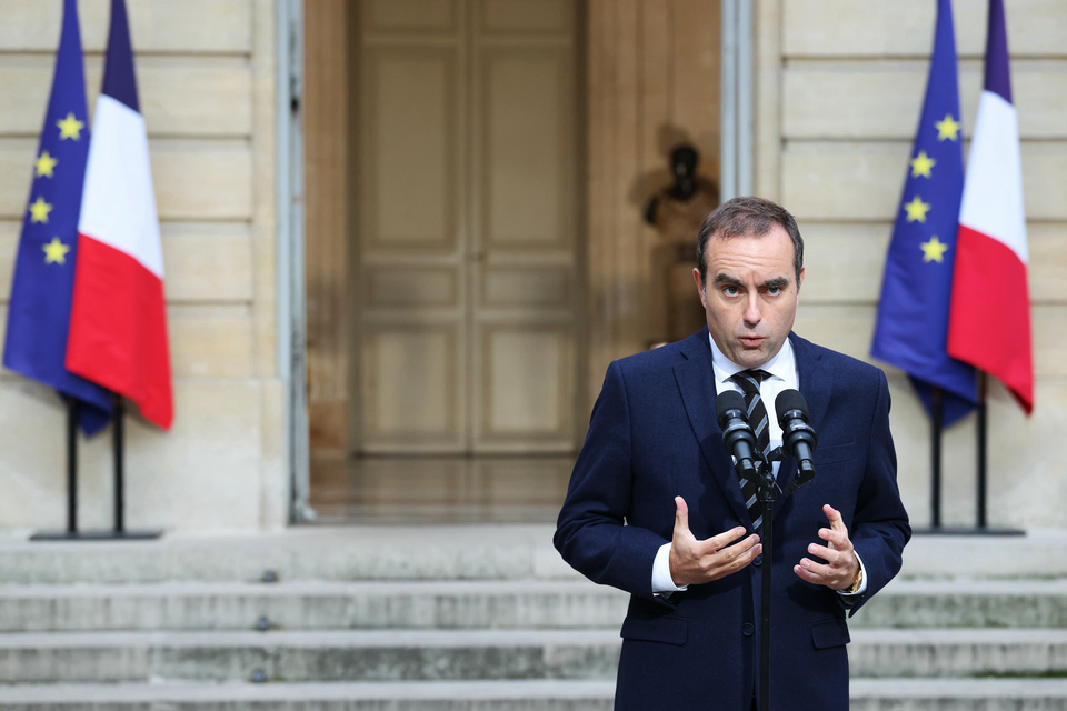 Francia: renuncia el premier y Macron le da otra oportunidad