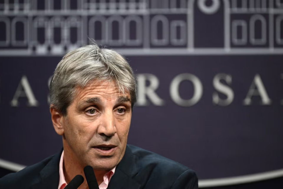 Caputo promete ante empresarios despidos baratos y eliminación de impuestos