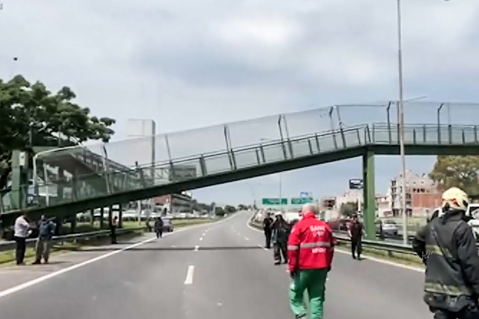Choque y derrumbre de un puente en General Paz