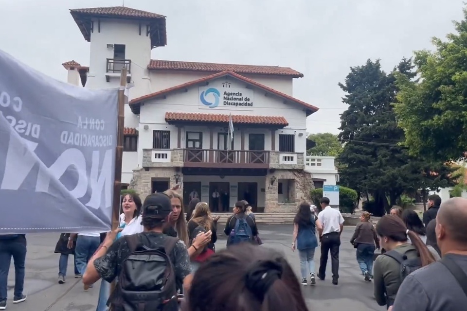 Protestas en las oficinas de Andis: manifestantes ingresaron al edificio y piden por las autoridades