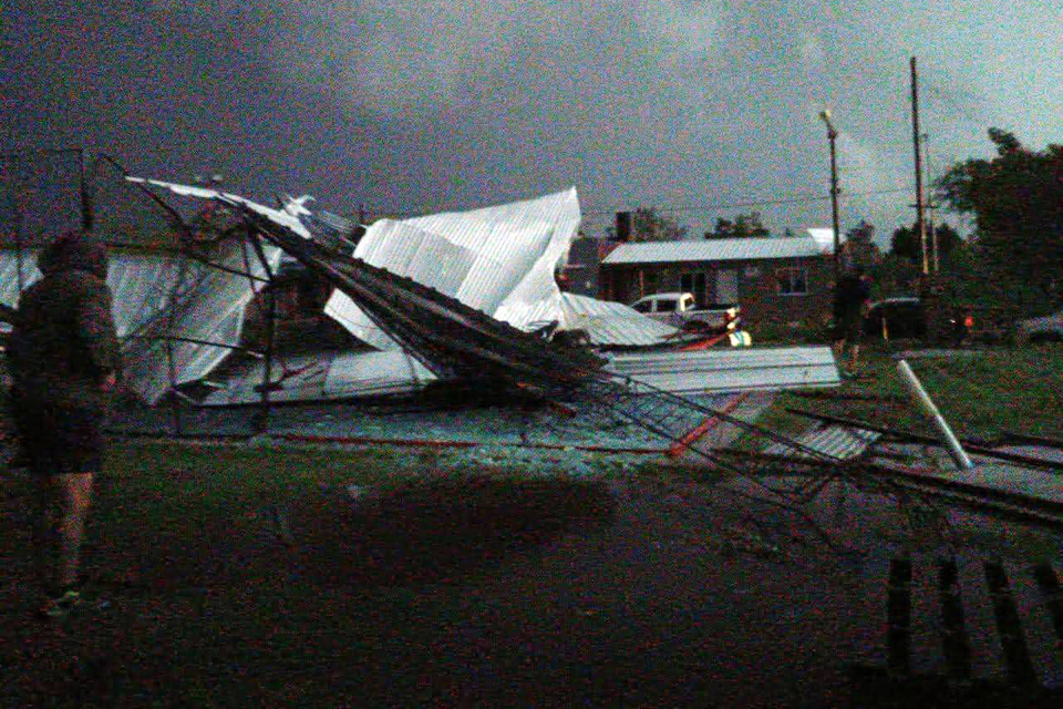 Destrozos en Urdampilleta: Pisano envió ayuda a la localidad - Image 2