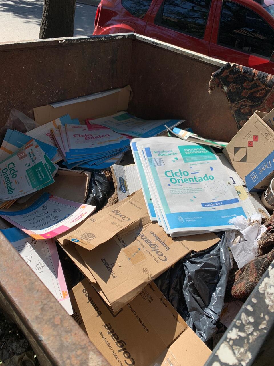 *SON DE TERROR* Tucumán: Encuentran material educativo que envió la Nación en la basura de un municipio que controla el macrismo