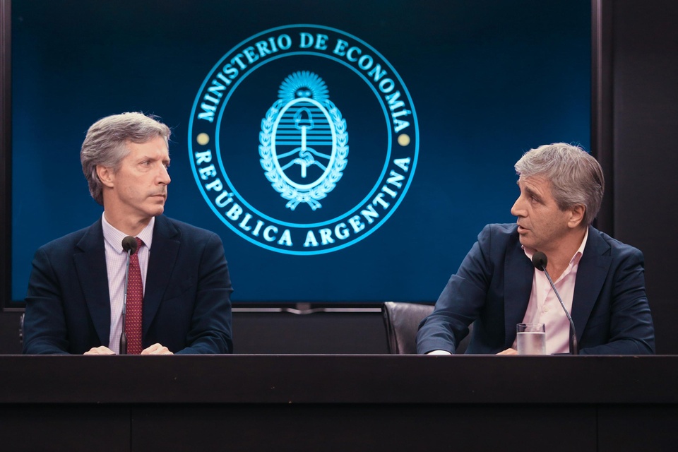 El Banco Central aprieta más a los bancos para contener al dólar