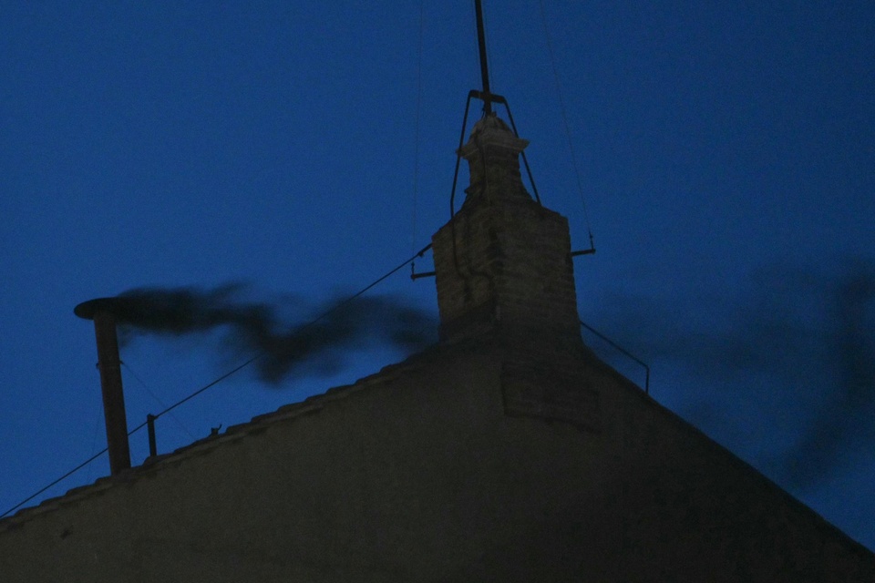 Fumata negra: los cardenales votaron, pero todavía no hay sucesor de Francisco