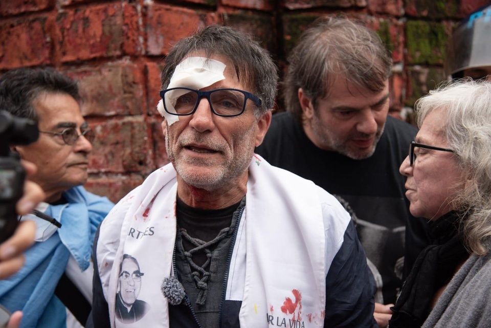 El padre "Paco" Olveira, víctima de la represión en la marcha de jubilados