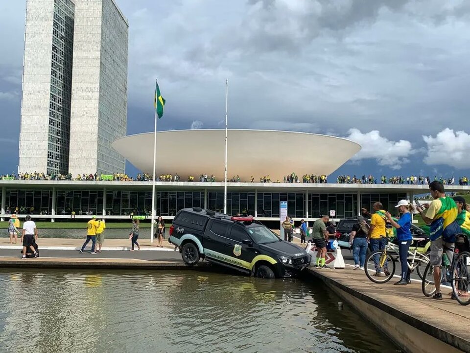 El momento en el que los seguidores de Bolsonaro invadieron el Congreso y la Casa de Gobierno