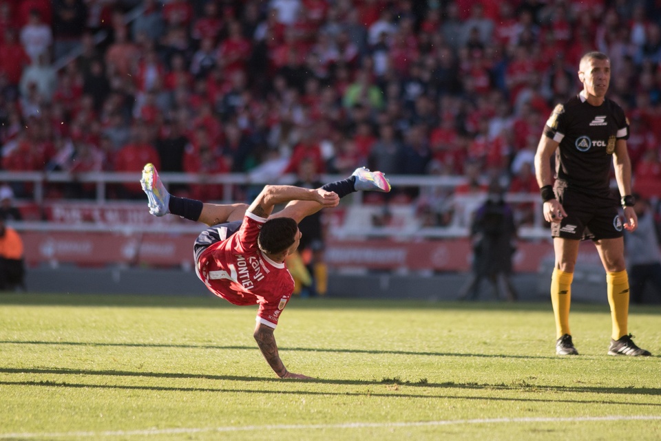 Independiente se clasificó gracias a un golazo de Montiel