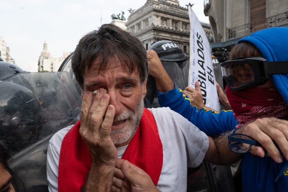 La policía gaseó al padre Francisco "Paco" Olveira en la marcha de jubilados