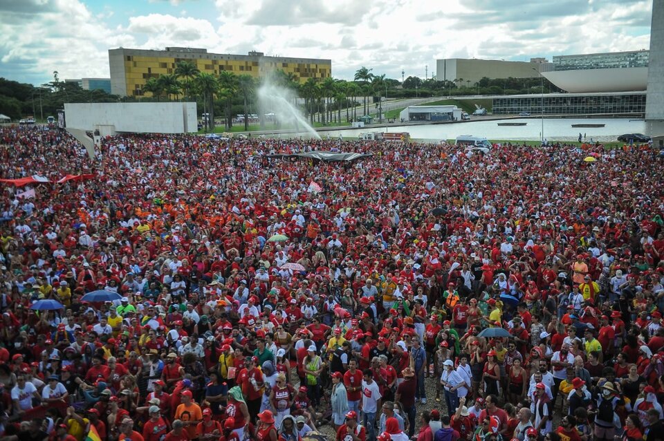 Una multitud acompañó la caravana de asunción de Lula Da Silva