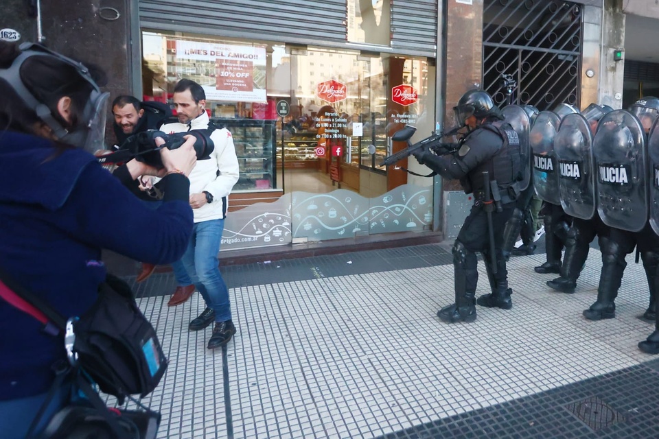Así un policía le disparó a un periodista en vivo en plena protesta de jubilados en Congreso
