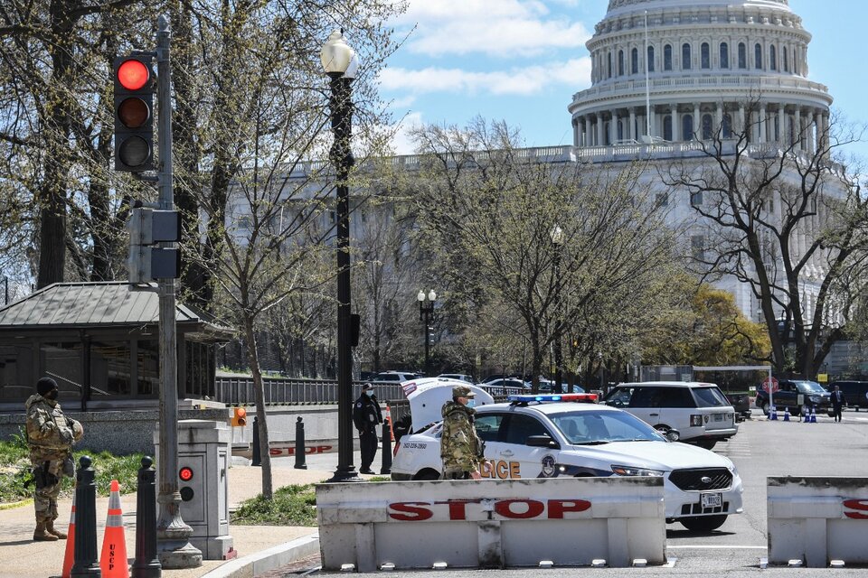 Máxima alerta en el Capitolio: un auto quiso ingresar al edificio