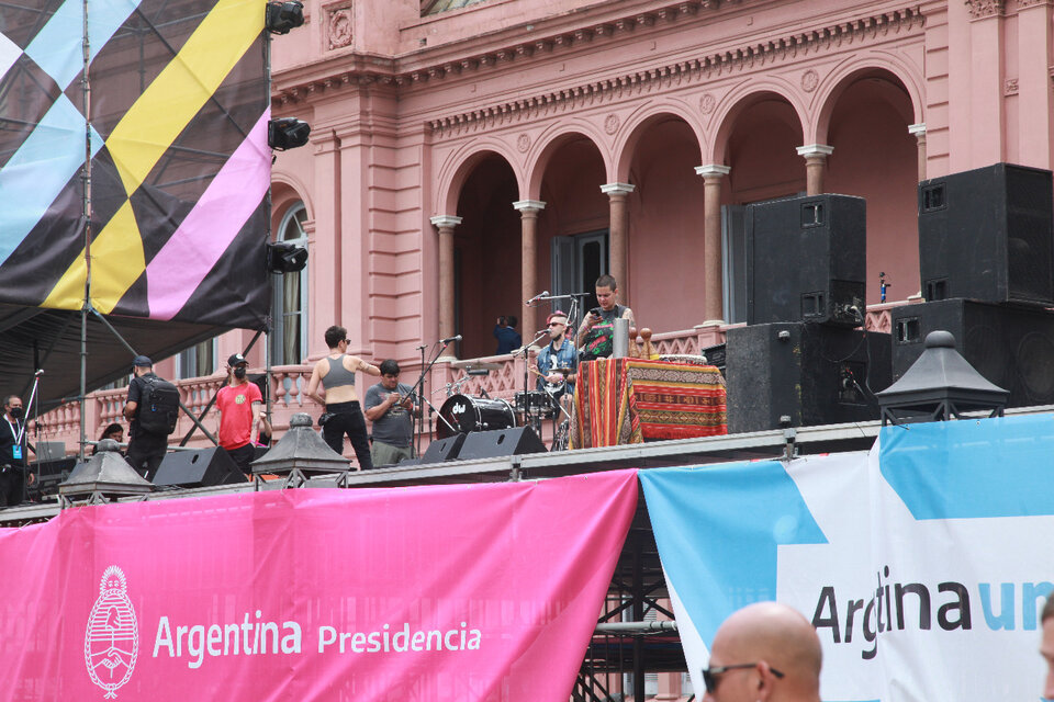 ????En vivo. La Plaza de Mayo se prepara para la fiesta por el Día de la Democracia